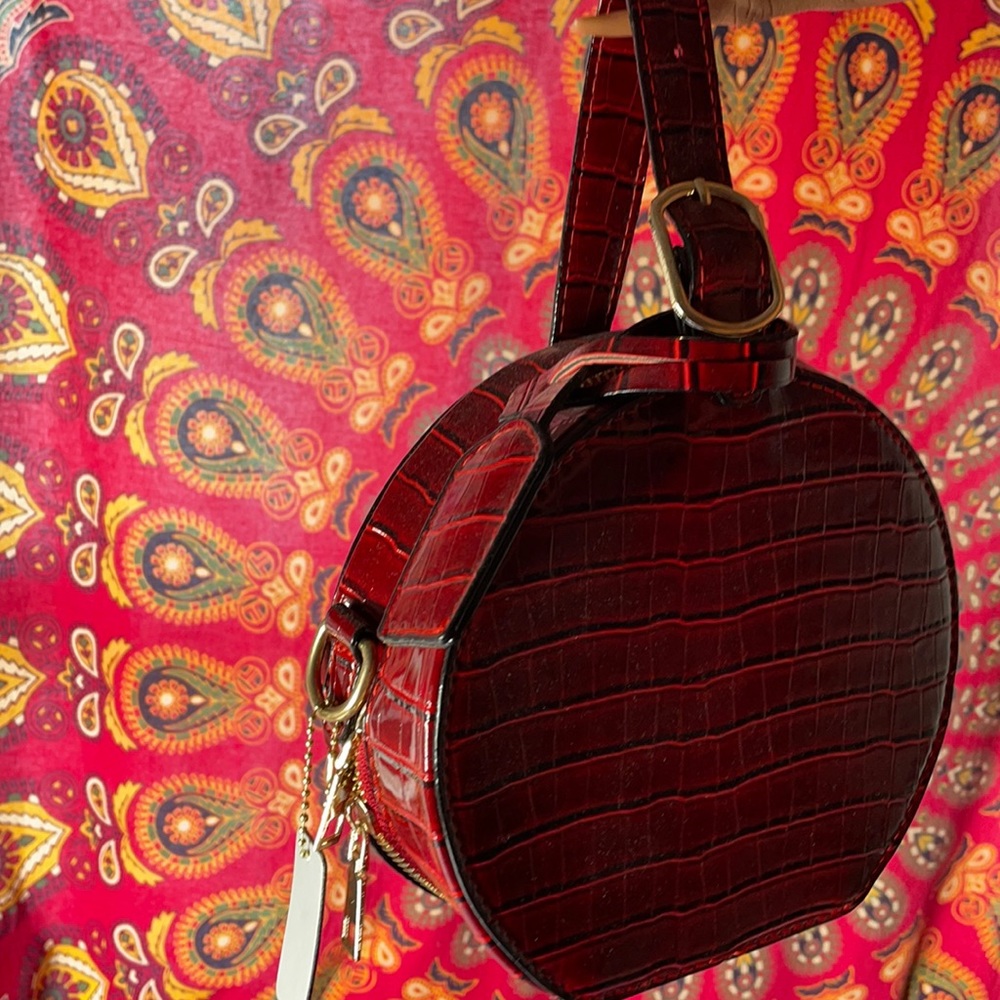 RED CIRCLE CROC DETAILED SHEIN BAG, w long strap